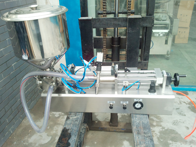 portable filling machine with handheld filling head מילוי מכונות ציוד חצי אוטומטי.jpg