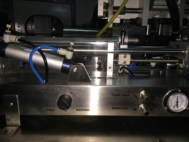 horizontal filling machine for filling process מכונת מילוי אופקית לצינורות מילוי אוטם.jpg