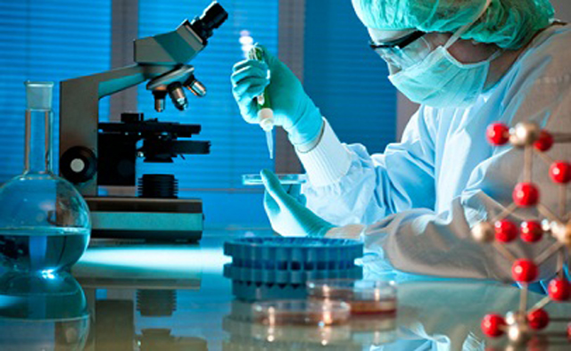 workers testing filling sealing samples מעבדה-בדיקות-עם-tubes-filler-sealer.jpg