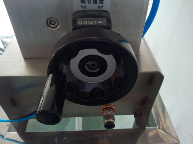 liquid filling machine semi automatic ציוד למילוי שמפו.jpg