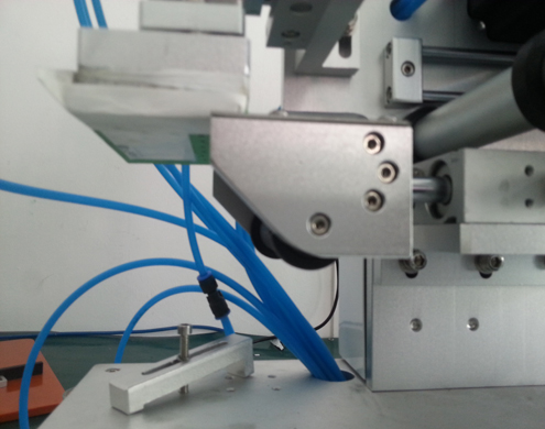 semi automatic flat bottles labeling equipment מכונת תיוג שטוחה עם PLC מתקדם (2).jpg