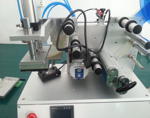 flat surface labeling equipment semi automatic מצייד משטח שטוח לתיוג (3).jpg