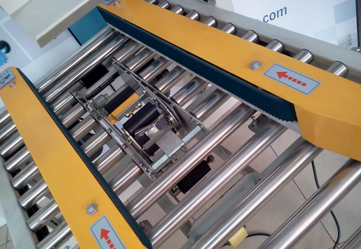 carton sealing stainless steel roll צילום קרוב למכונת איטום קרטון חצי אוטומטי.jpg