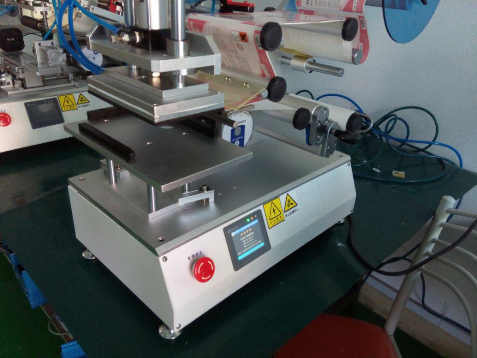 semi automatic labeling machinery מכונות תיוג לשקיות .jpg