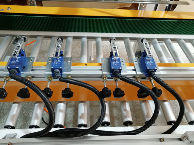 מתג ריסוס דבק.jpg