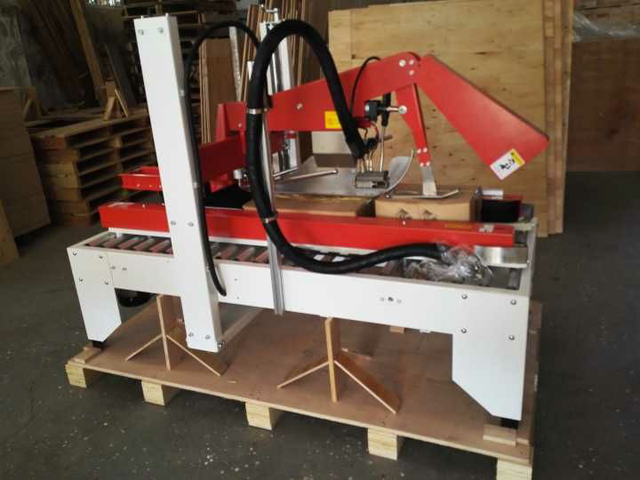 מכונת איטום קרטון דבק חם נמס.jpg