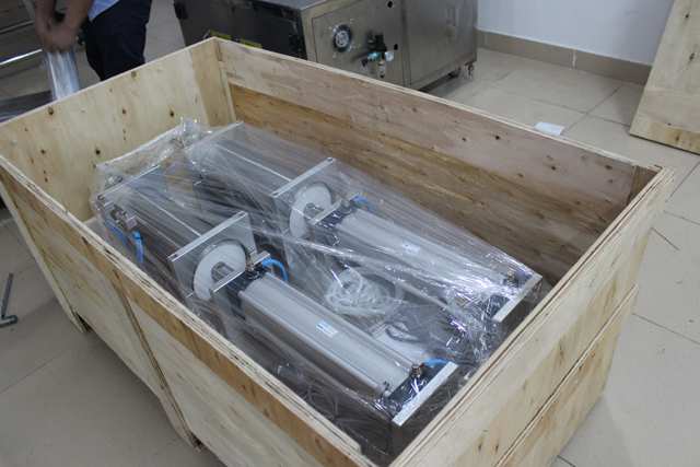 מכונה בתוך מארז עץ.jpg