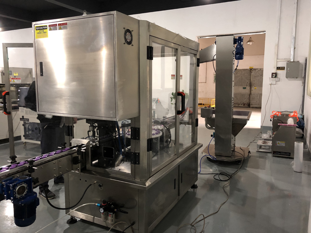 ציור של מכונת מכסים לצנצנות קרם (2).jpg